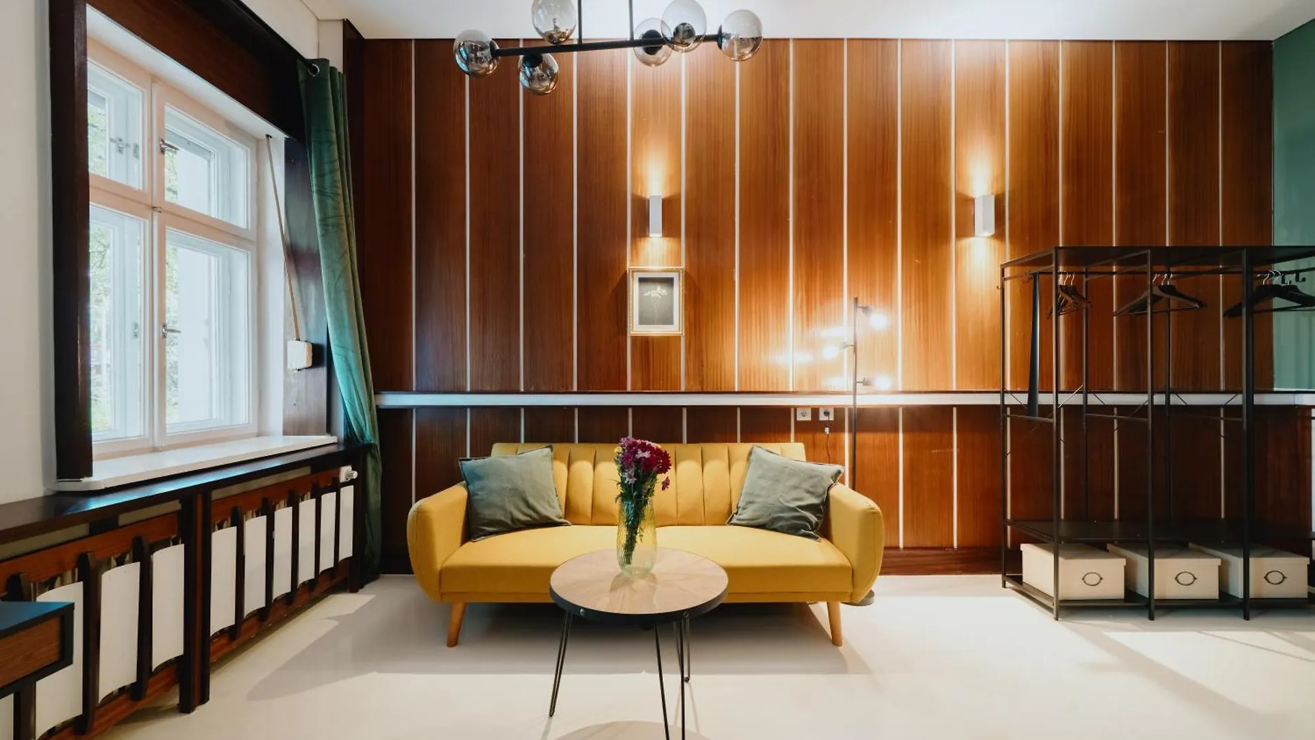 Homely Berlin - Library Style , Wooden Walls , Spacious , Friedrichshain 0*,