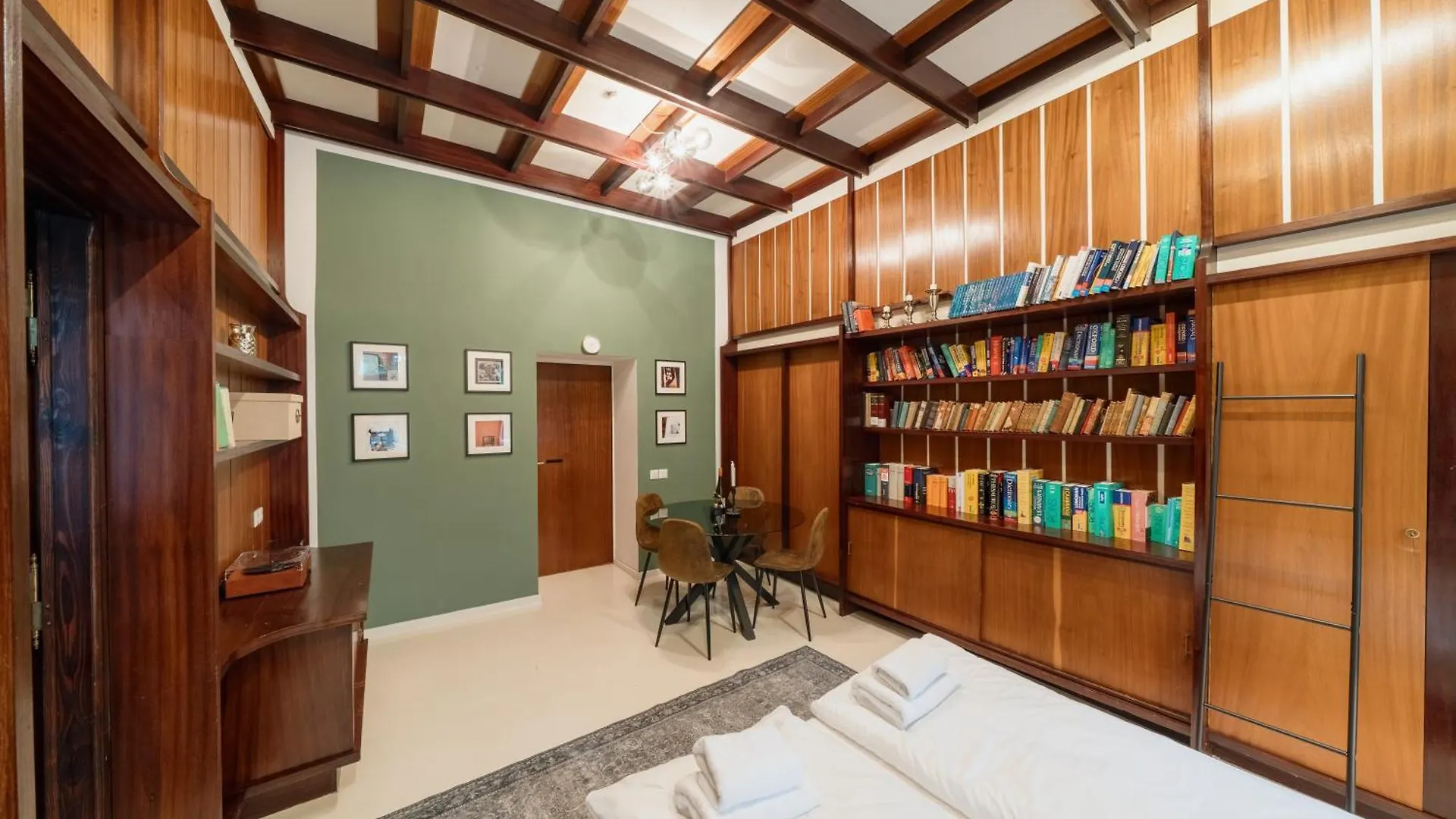 Homely Berlin - Library Style , Wooden Walls , Spacious , Friedrichshain 0*,