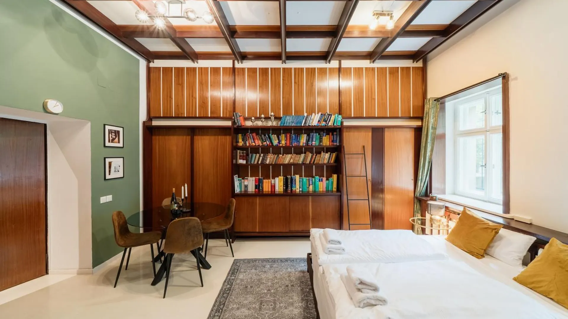 Homely Berlin - Library Style , Wooden Walls , Spacious , Friedrichshain Appartamento