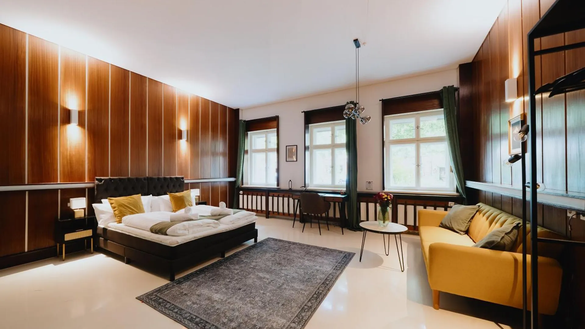 Homely Berlin - Library Style , Wooden Walls , Spacious , Friedrichshain Germany
