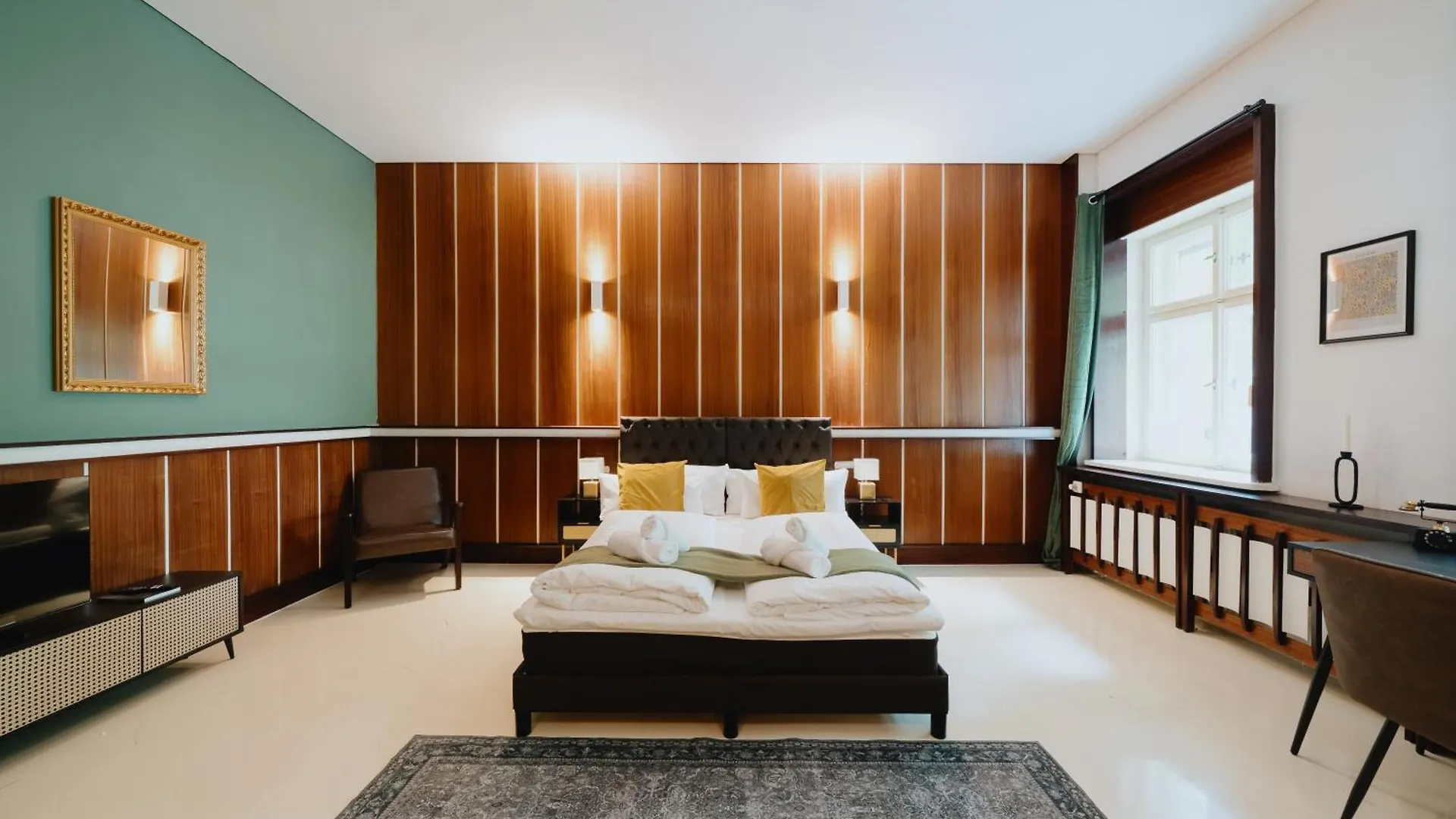 Homely Berlin - Library Style , Wooden Walls , Spacious , Friedrichshain