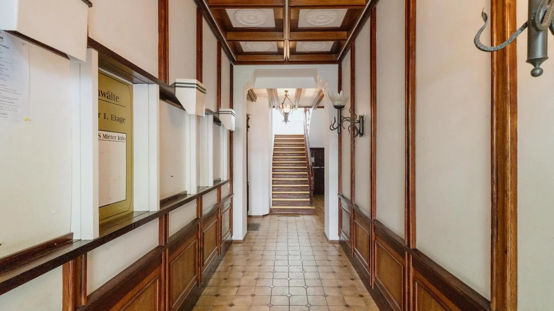 Apartment Homely Berlin - Library Style , Wooden Walls , Spacious , Friedrichshain Germany