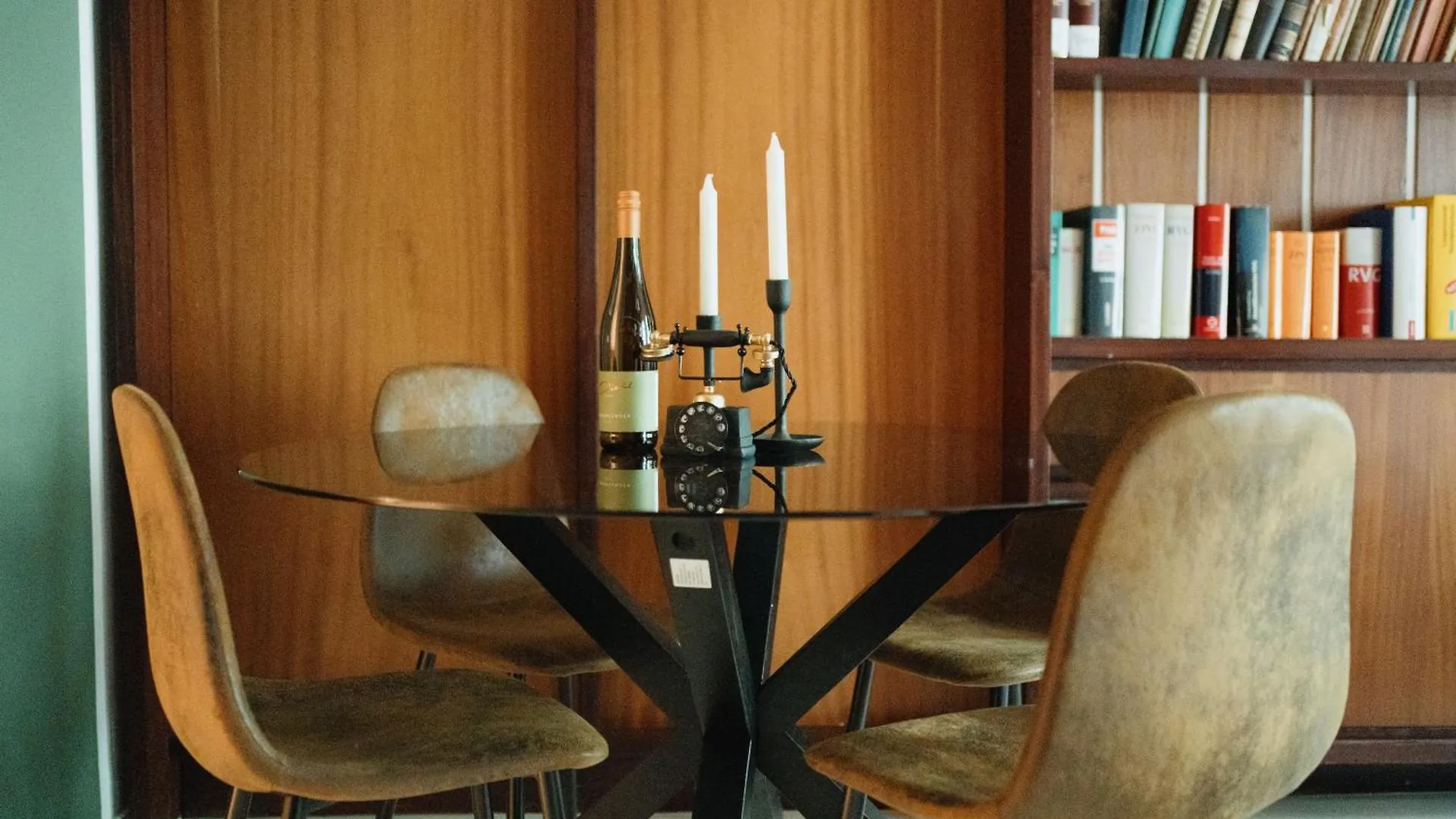 Apartment Homely Berlin - Library Style , Wooden Walls , Spacious , Friedrichshain