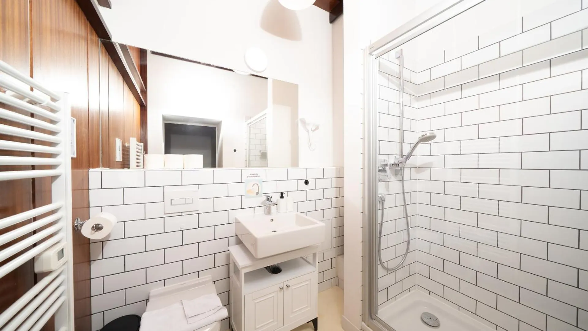 Apartment Homely Berlin - Library Style , Wooden Walls , Spacious , Friedrichshain