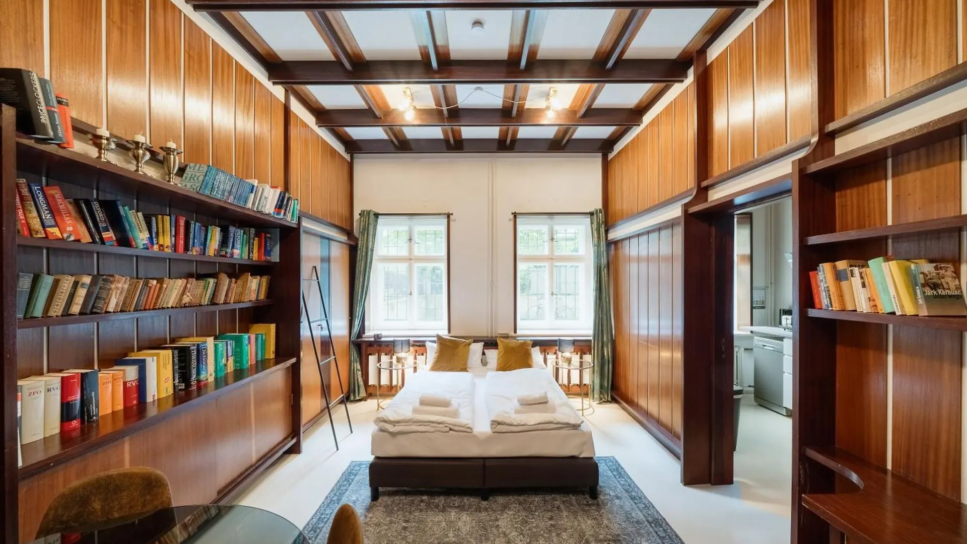 Homely Berlin - Library Style , Wooden Walls , Spacious , Friedrichshain location