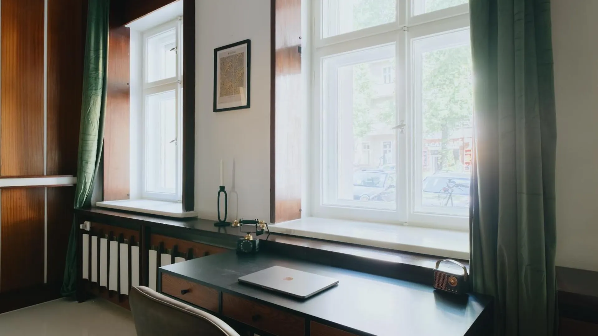 Homely Berlin - Library Style , Wooden Walls , Spacious , Friedrichshain Apartment