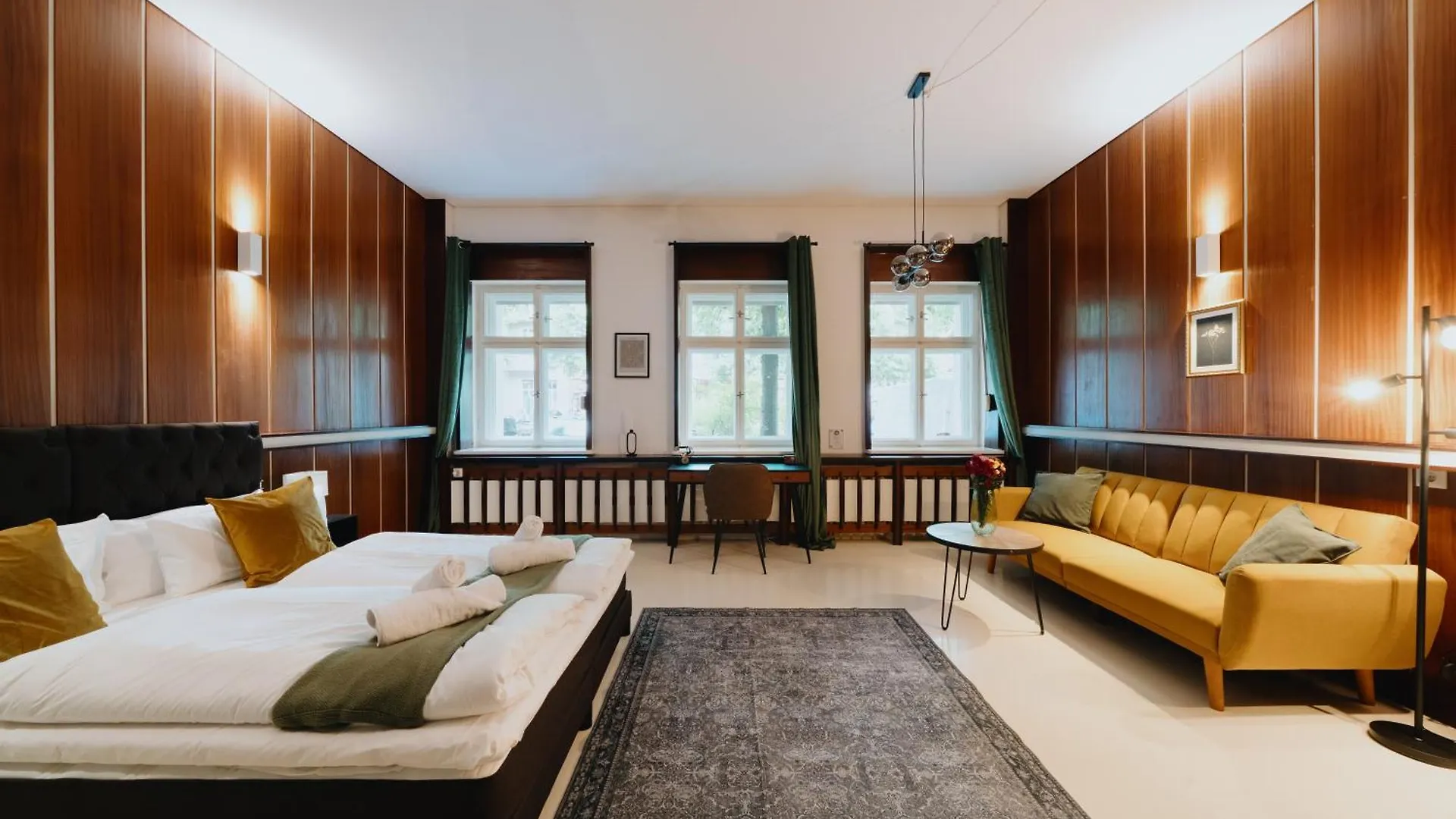 Homely Berlin - Library Style , Wooden Walls , Spacious , Friedrichshain Apartment